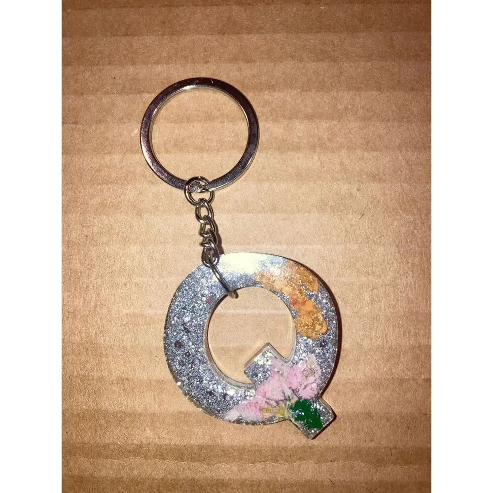 ☀️3/$9☀️ Letter “Q” Resin Keychain